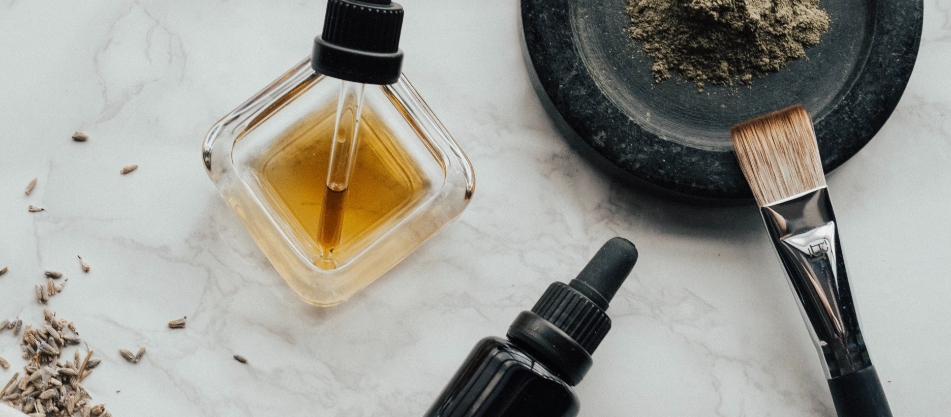 Image d'un flacon de parfum et de poudre de plante