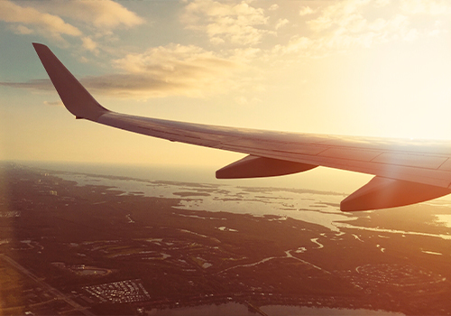 Photo dune carte routière avec un passport poser dessus, ainsi que d'qutre accessoires